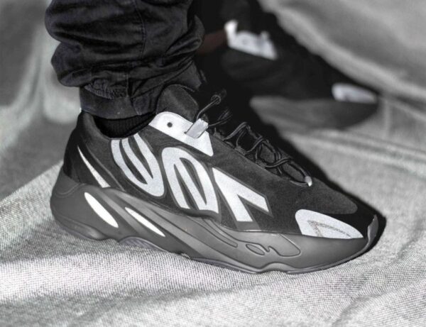 Giày Adidas Yeezy Boost 700 Triple Black FV4440 - Ảnh 5