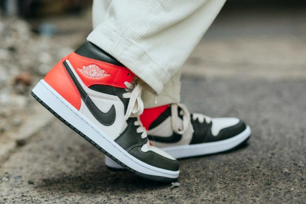 Giày Nike Wmns Air Jordan 1 Mid SE 'Newsprint' DQ6078-100 - Ảnh 3