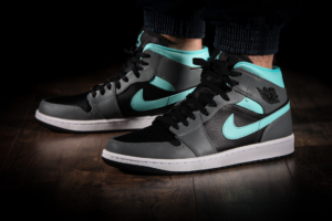 Alternative view of Giày Nike Air Jordan 1 Mid GS 'Grey Aqua' 554725-063