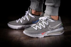 Alternative view of Giày Nike LeBron 17 Low 'Particle Grey' CD5007-004