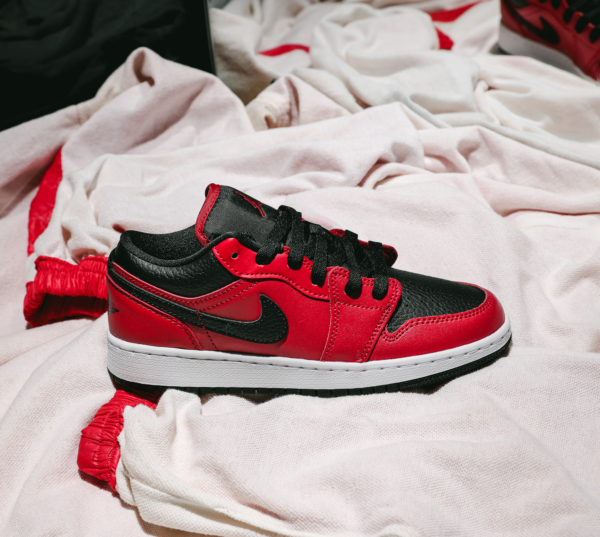 Giày Nike Air Jordan 1 Low GS 'Reverse Bred' 553560-605 - Ảnh 14
