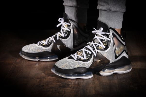 Giay Nike Lebron 19 'Royalty' DC9340-100