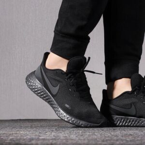 Alternative view of Giày Nike Revolution 5 'Black' BQ3204-001