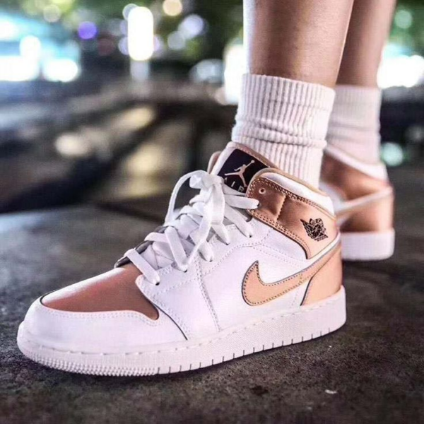 Giày Nike Air Jordan 1 Mid GS 'White Rose Gold' 555112-190 - Ảnh 2