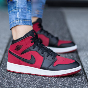 Alternative view of Giày Nike Air Jordan 1 Retro Mid GS 'Gym Red' 554725-610