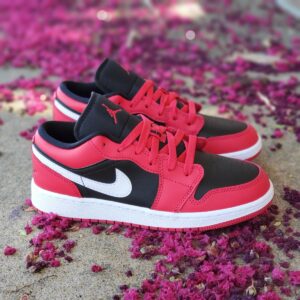 Alternative view of Giày Nike Air Jordan 1 Low GS 'Black Very Berry' 553560-061