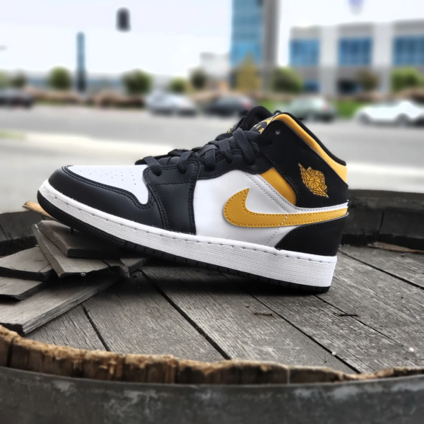 Giày Nike Air Jordan 1 Mid GS 'Black University Gold' 554725-177 - Ảnh 4