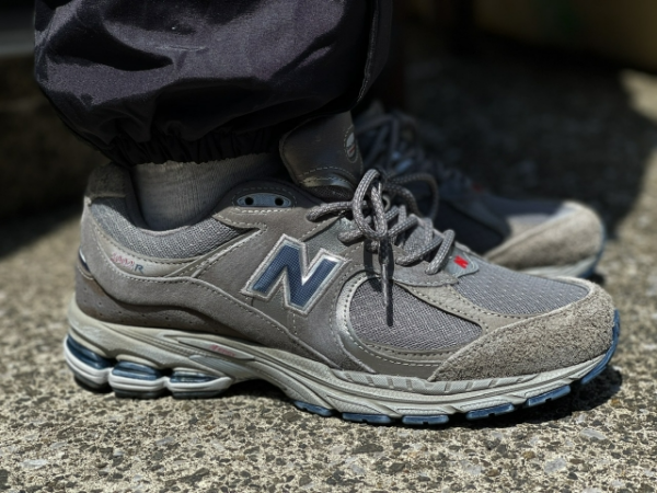 Giày New Balance 2002R 'Grey Brown Pouch' M2002RVA - Ảnh 2