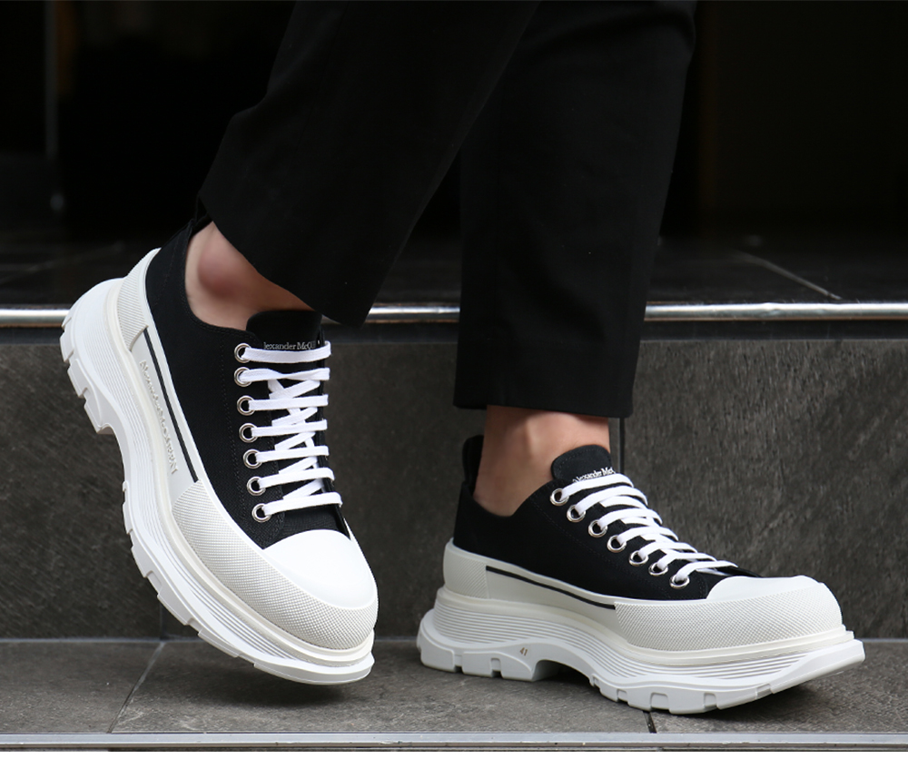 Giày Alexander McQueen Tread Slick Lace Up 'Black White' 604257 W4L32 1070 - Ảnh 3