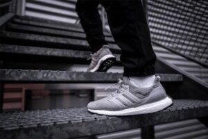 Alternative view of Giày Adidas Ultra Boost 4.0 'Light Grey' BB6167
