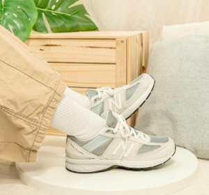 Alternative view of Giày New Balance 990v5 Big Kid 'Nimbus Cloud' GC990NA5