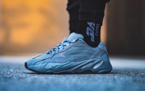 Alternative view of Giày Adidas Yeezy Boost 700 V2 'Hospital Blue' FV8424