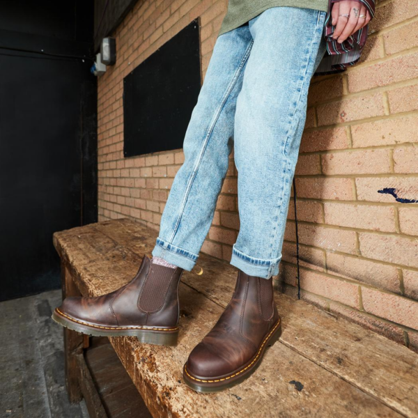 Giày Dr Martens 2976 Yellow Stitch Crazy Horse Leather Chelsea Boots 27486201 - Ảnh 2