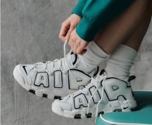 Alternative view of Giày Nike Air More Uptempo 'White Black' DO6718-100