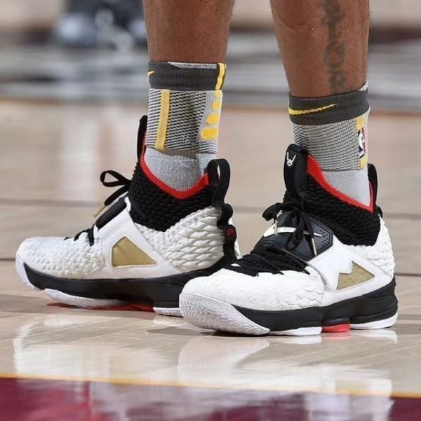 Giày Nike LeBron 15 'Diamond Turf' PE AO9144-100 - Ảnh 2