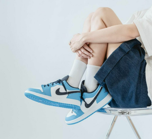 Giày Nike Air Jordan 1 Low GS 'UNC' 553560-144 - Ảnh 3