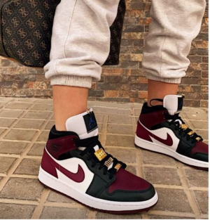 Alternative view of Giày Nike Air Jordan 1 Mid SE 'Gold Pendants' CZ4385-016