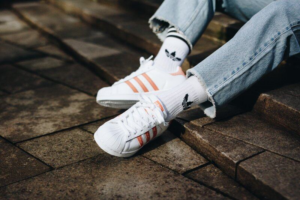 Giay Adidas SuperStar W 'White Chalk Coral' CG5462