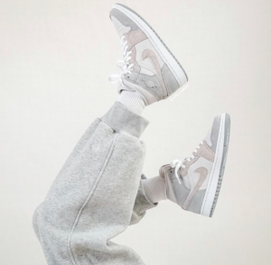 Alternative view of Giày Nike Air Jordan 1 Mid Wmns 'Particle Grey' DO7139-002