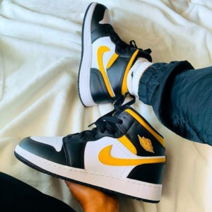 Alternative view of Giày Nike Air Jordan 1 Mid 'Black University Gold' 554724-177