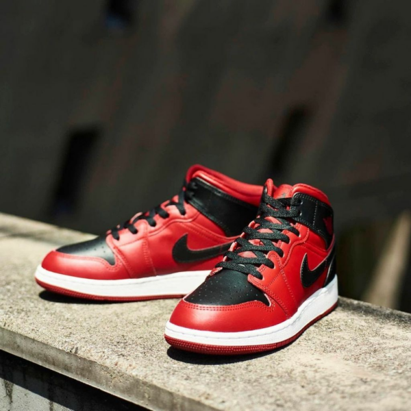 Giày Nike Air Jordan 1 Mid 'Reverse Bred' 554724-660 - Ảnh 5