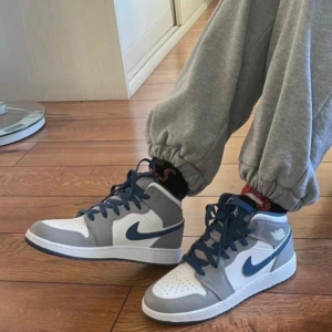 Giay Nike Air Jordan 1 Mid GS 'True Blue Cement' DQ8423-014