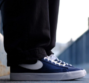 Alternative view of Giày Nike Blazer Low '77 Suede 'Midnight Navy' DA7254-400