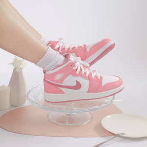 Giay Nike Air Jordan 1 Mid GS 'Valentine's Day 2023' DQ8423-616