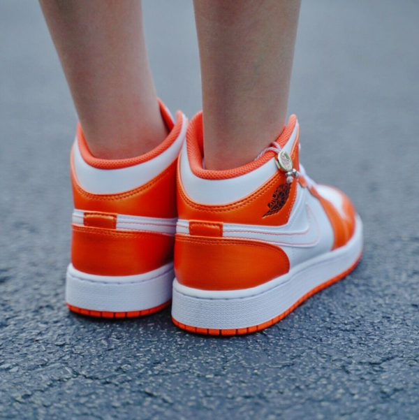 Giày Nike Air Jordan 1 Mid SE GS 'Electro Orange' DM4228-800 - Ảnh 3