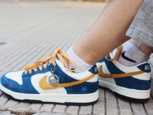 Alternative view of Giày Nike Kasina x Dunk Low '80s Bus' CZ6501-100