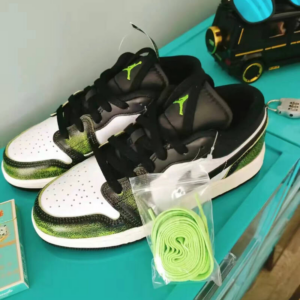 Giay Air Jordan 1 Low 'White Black Green' DO8244-003