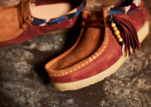Giay Clarks x END Wallabee 'Pink' 261-50698