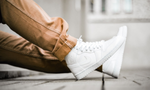 Alternative view of Giày Nike Wmns Air Jordan 1 Mid Patent 'Triple White' BQ6472-111