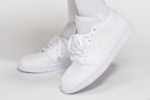 Alternative view of Giày Nike Wmns Air Jordan 1 Low 'Triple White' AO9944-111