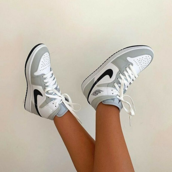 Giày Nike Wmns Air Jordan 1 Mid 'Light Smoke Grey' BQ6472-015 - Ảnh 3