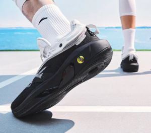 Giay Anta Klay Thompson KT8 'Black White' 812311101-9