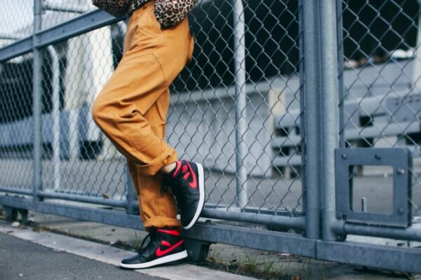 Giày Nike Wmns Air Jordan 1 Mid 'Siren Red' BQ6472-004 - Ảnh 3