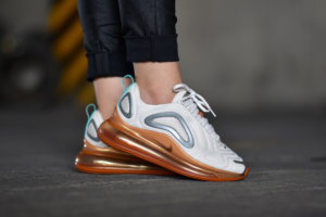 Alternative view of Giày Nike Wmns Air Max 720 SE 'Phantom Metalic Pewter' BV6484-001