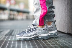 Alternative view of Giày Nike Air VaporMax Plus 'Silver Gradient' 924453-007