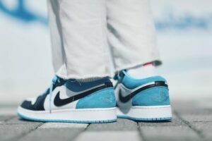 Alternative view of Giày Nike Air Jordan 1 Low 'Laser Blue' (GS) CT1564-004