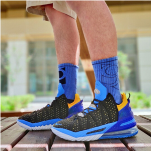 Alternative view of Giày Nike LeBron 18 'Lakers Heritage' CQ9283-006