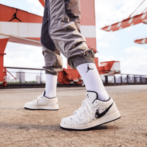 Alternative view of Giày Nike Air Jordan 1 Low SE GS 'Paint Splatter' DH3295-100