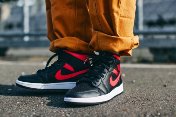 Giày Nike Wmns Air Jordan 1 Mid 'Siren Red' BQ6472-004 - Ảnh 4