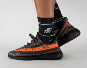 Giay Adidas Yeezy Boost 350 V2 'Carbon Beluga' HQ7045