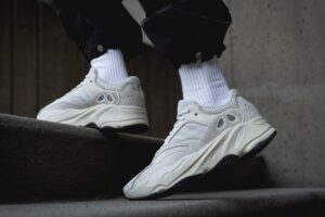 Alternative view of Giày Adidas Yeezy Boost 700 'Analog' EG7596