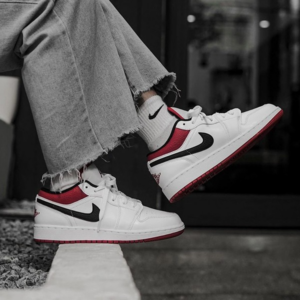 Alternative view of Giày Nike Air Jordan 1 Low 'White Univeristy Red' 553558-118