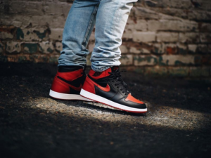 Alternative view of Giày Nike Air Jordan 1 Retro 'Bred' (2013) 555088-023