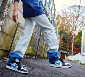 Alternative view of Giày Nike Air Jordan 1 Low 'University Blue' DC0774-041