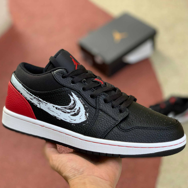 Giày Nike Air Jordan 1 Low 'Brushstroke Swoosh Black Red' DA4659-001 - Ảnh 5