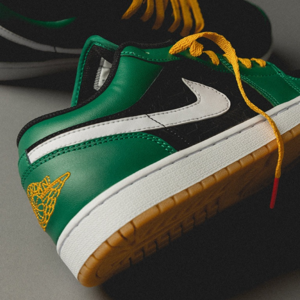 Giay Nike Air Jordan 1 Low SE 'Holiday Special' DQ8422-300